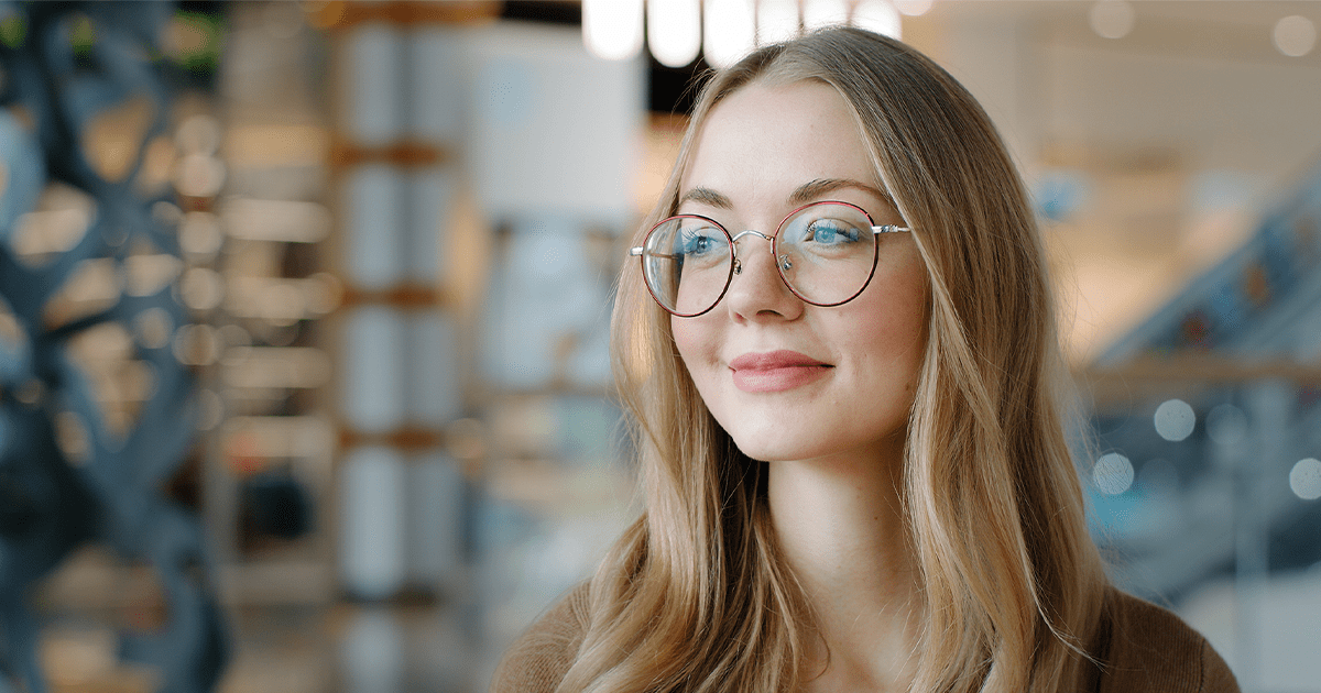 センターパートに合うメガネの選び方！長さ別のおすすめや似合わせのコツも紹介