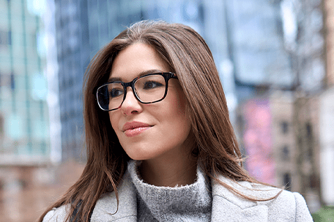 太いフレームのメガネをかけた女性