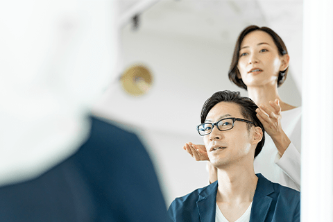 カットオーダー時に相談する男性