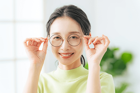 チタンフレームのメガネをかけている女性