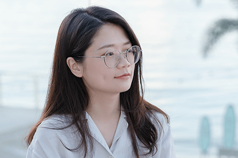 夏の海でメガネをかけている女性