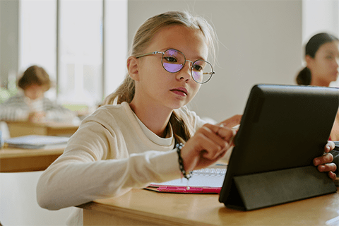 タブレットを使って授業を受ける子供