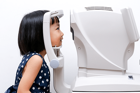 眼科受診を受ける子供
