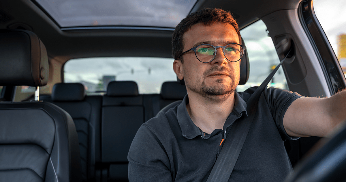 車の中でも調光レンズは使える？色が変わりにくい理由とおすすめレンズを紹介
