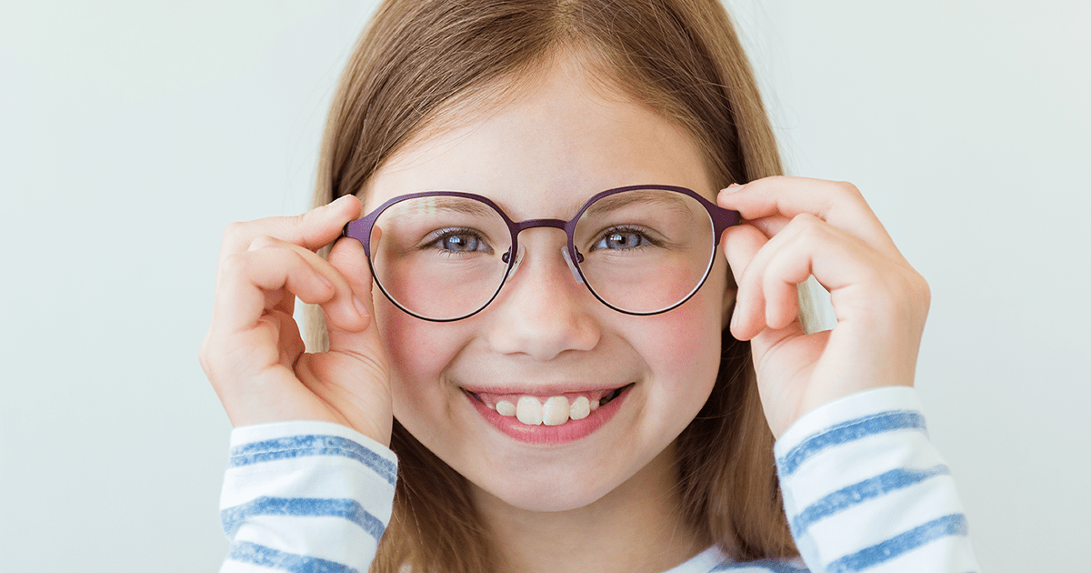 子供のメガネはいつから必要？選び方のポイントや作る時の流れも紹介
