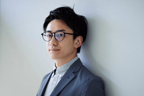ボストンフレームのメガネをかけた男性