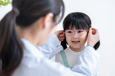 メガネのフィッティングを受ける子供