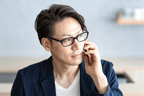 メガネをかけた清潔感のある男性