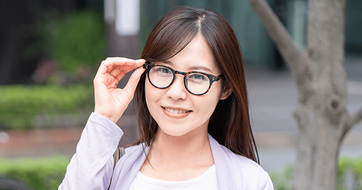 メガネをかけると老けるのはなぜ？若く見えるメガネの選び方