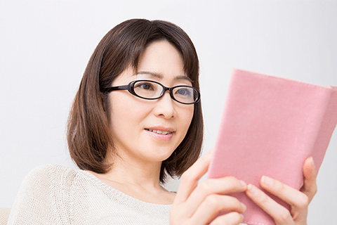 細長いフレームのメガネをかけた女性