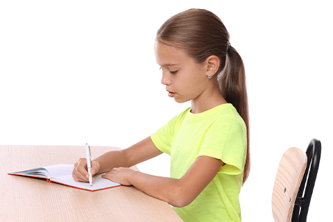 正しい姿勢で勉強をする子供