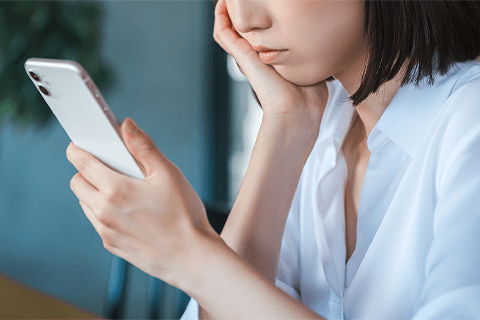 スマートフォンを操作する女性