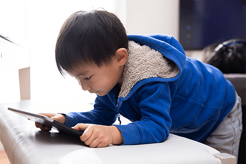 タブレットを操作する子供