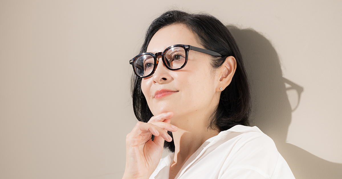 女性のおしゃれな老眼鏡選び！似合うフレームや試着のコツも紹介